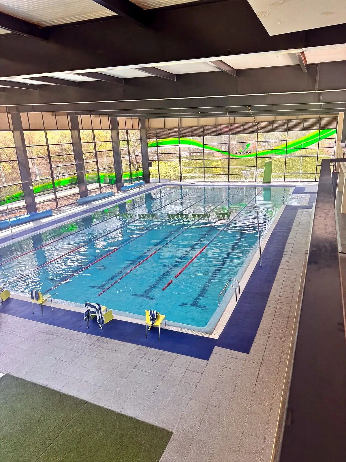Alberca techada y climatizada de Club Sportika vista desde arriba