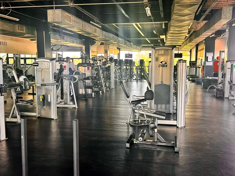 Gimnasio de Club Sportika con máquinas de pesas